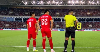 HLV Kim Sang Sik gây tranh cãi với màn thay người khó hiểu