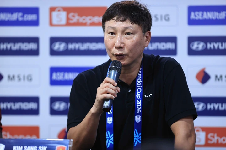 HLV Kim Sang-sik không ưu ái Đình Bắc, nói thẳng 2 điểm cần cải thiện HLV Kim Sang-sik không ưu ái Đình Bắc, nói thẳng 2 điểm cần cải thiện