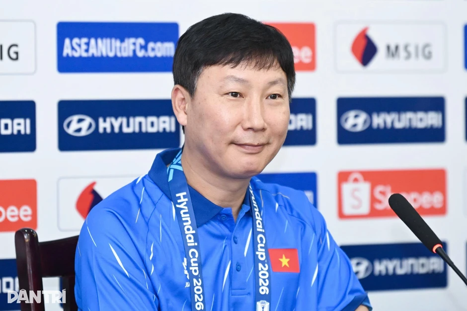 HLV Kim Sang Sik: “Ký ức nâng cúp ở Rajamangala giúp tuyển Việt Nam tự tin” HLV Kim Sang Sik: “Ký ức nâng cúp ở Rajamangala giúp tuyển Việt Nam tự tin”
