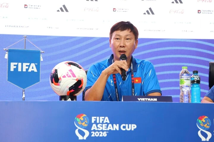 HLV Kim Sang-sik nói lý do 'thăng chức' cho Đình Bắc HLV Kim Sang-sik nói lý do 'thăng chức' cho Đình Bắc