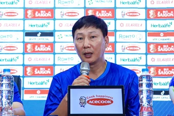 HLV Kim Sang-sik: Quan trọng nhất là phải vượt qua vòng bảng ASEAN Cup