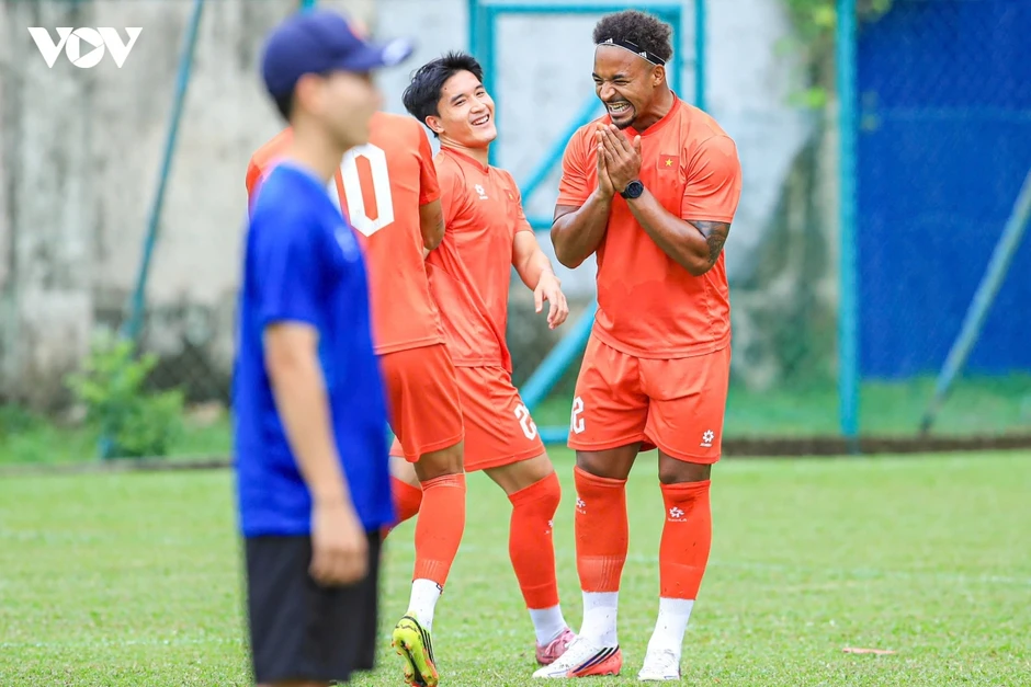HLV Kim Sang Sik "đăm chiêu" trước ngày ĐT Việt Nam đấu ĐT Malaysia ở ASEAN Cup HLV Kim Sang Sik "đăm chiêu" trước ngày ĐT Việt Nam đấu ĐT Malaysia ở ASEAN Cup