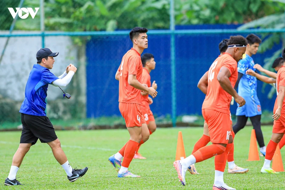 HLV Kim Sang Sik "đăm chiêu" trước ngày ĐT Việt Nam đấu ĐT Malaysia ở ASEAN Cup HLV Kim Sang Sik "đăm chiêu" trước ngày ĐT Việt Nam đấu ĐT Malaysia ở ASEAN Cup