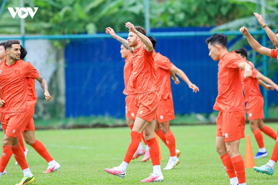 HLV Kim Sang Sik "đăm chiêu" trước ngày ĐT Việt Nam đấu ĐT Malaysia ở ASEAN Cup HLV Kim Sang Sik "đăm chiêu" trước ngày ĐT Việt Nam đấu ĐT Malaysia ở ASEAN Cup