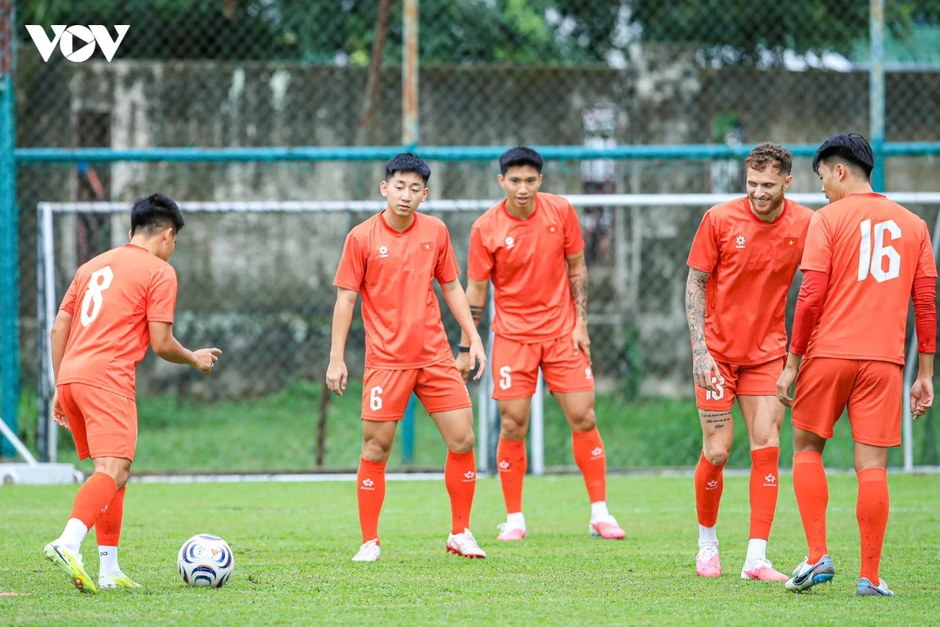 HLV Kim Sang Sik "đăm chiêu" trước ngày ĐT Việt Nam đấu ĐT Malaysia ở ASEAN Cup HLV Kim Sang Sik "đăm chiêu" trước ngày ĐT Việt Nam đấu ĐT Malaysia ở ASEAN Cup