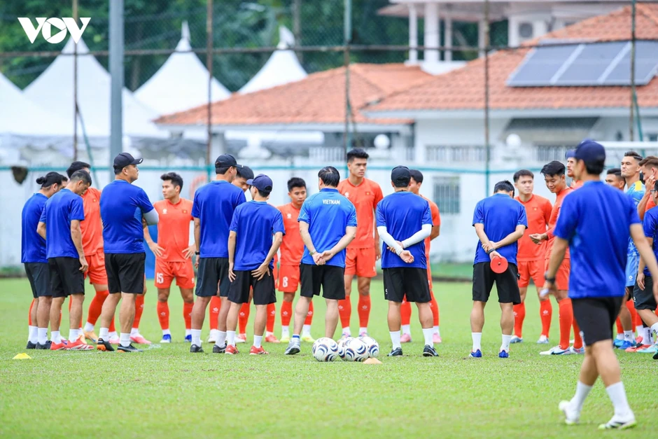 HLV Kim Sang Sik "đăm chiêu" trước ngày ĐT Việt Nam đấu ĐT Malaysia ở ASEAN Cup HLV Kim Sang Sik "đăm chiêu" trước ngày ĐT Việt Nam đấu ĐT Malaysia ở ASEAN Cup