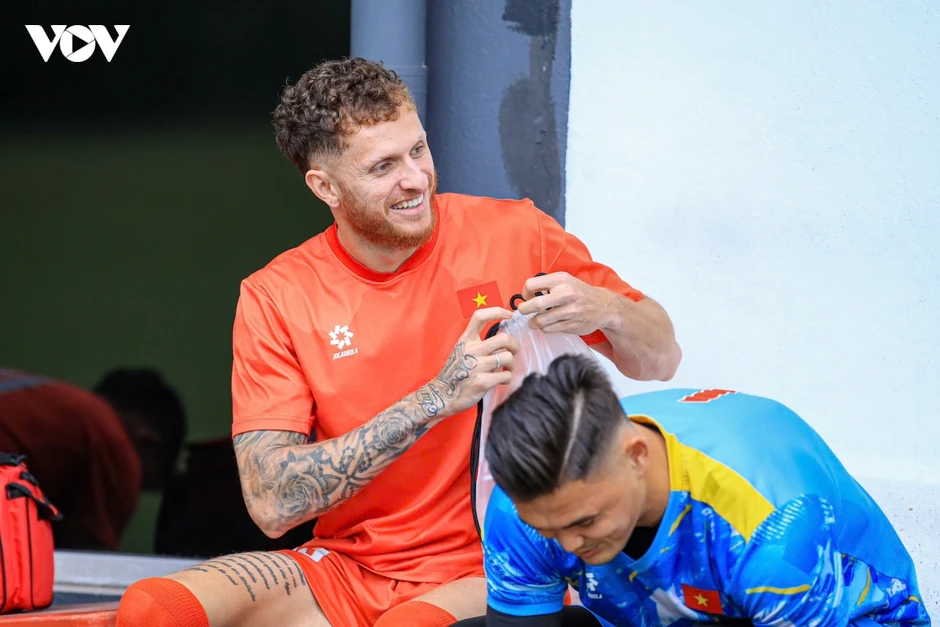 HLV Kim Sang Sik "đăm chiêu" trước ngày ĐT Việt Nam đấu ĐT Malaysia ở ASEAN Cup HLV Kim Sang Sik "đăm chiêu" trước ngày ĐT Việt Nam đấu ĐT Malaysia ở ASEAN Cup