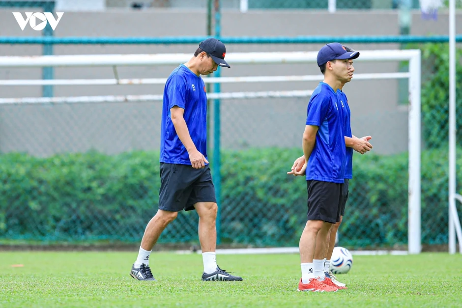 HLV Kim Sang Sik "đăm chiêu" trước ngày ĐT Việt Nam đấu ĐT Malaysia ở ASEAN Cup HLV Kim Sang Sik "đăm chiêu" trước ngày ĐT Việt Nam đấu ĐT Malaysia ở ASEAN Cup
