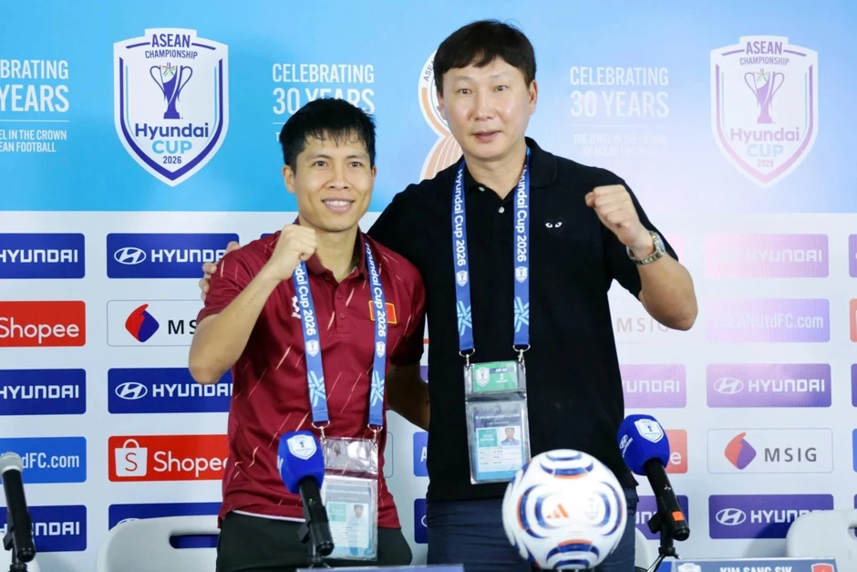 HLV Kim Sang Sik: "Đình Bắc đã vượt qua được áp lực tâm lý" HLV Kim Sang Sik: "Đình Bắc đã vượt qua được áp lực tâm lý"