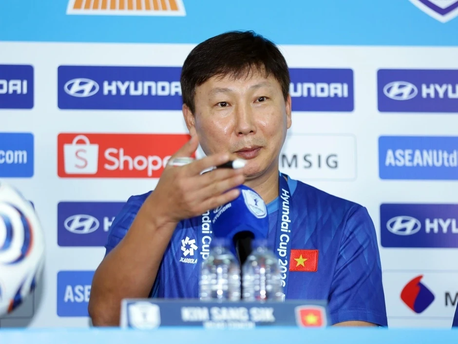 HLV Kim Sang Sik: "Tuyển Việt Nam đến Indonesia để giành 3 điểm"