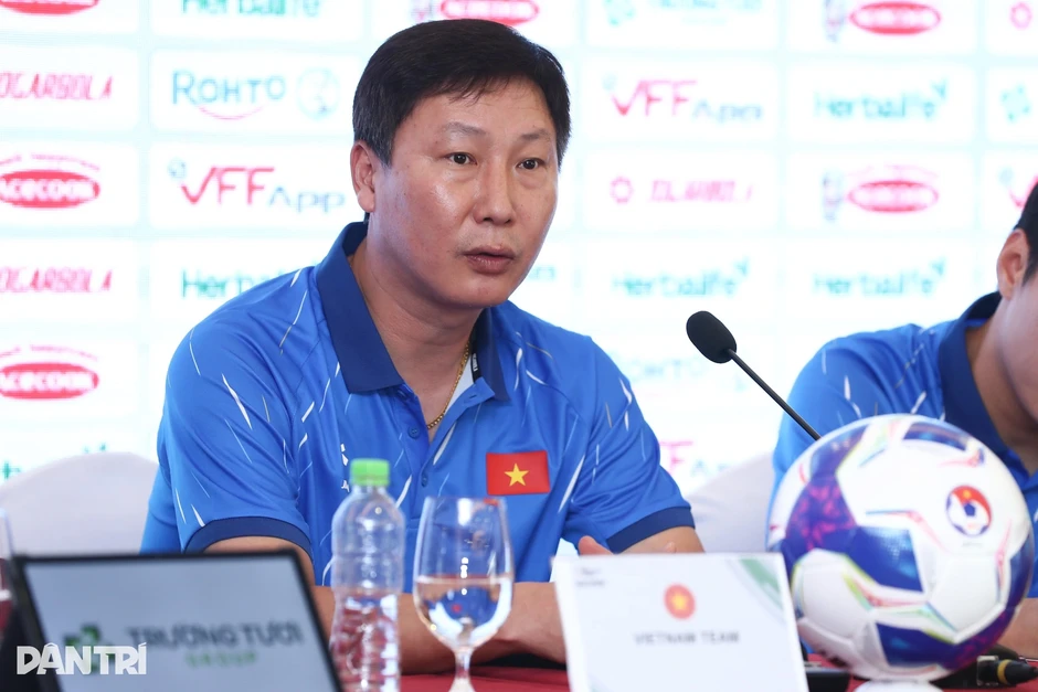 HLV Kim Sang Sik: "Ưu tiên Asian Cup, nhưng thắng Malaysia vẫn là mục tiêu" HLV Kim Sang Sik: "Ưu tiên Asian Cup, nhưng thắng Malaysia vẫn là mục tiêu"