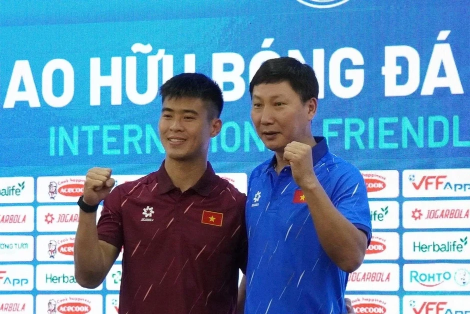 HLV Kim Sang-sik tiết lộ phương án dùng Xuân Son, Hoàng Hên HLV Kim Sang-sik tiết lộ phương án dùng Xuân Son, Hoàng Hên