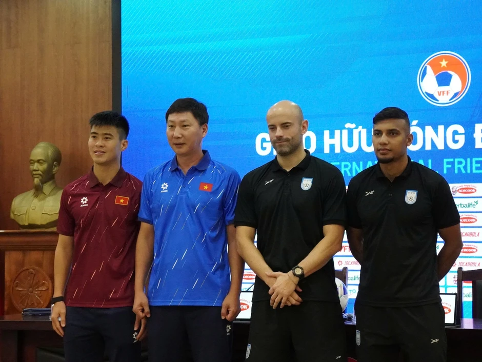 HLV Kim Sang-sik tiết lộ phương án dùng Xuân Son, Hoàng Hên HLV Kim Sang-sik tiết lộ phương án dùng Xuân Son, Hoàng Hên