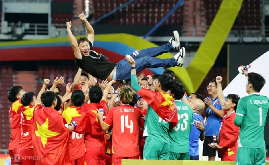 HLV Kim Sang-sik: 'Tôi thành công vì được lòng cầu thủ Việt Nam' HLV Kim Sang-sik: 'Tôi thành công vì được lòng cầu thủ Việt Nam'