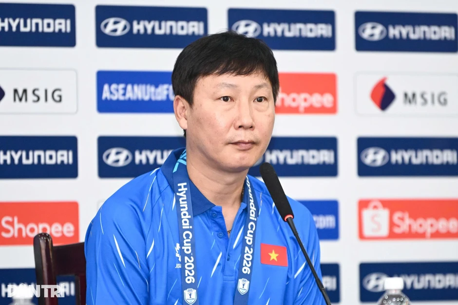 HLV Kim Sang Sik: “Tuyển Việt Nam hướng tới mục tiêu vào chung kết” HLV Kim Sang Sik: “Tuyển Việt Nam hướng tới mục tiêu vào chung kết”