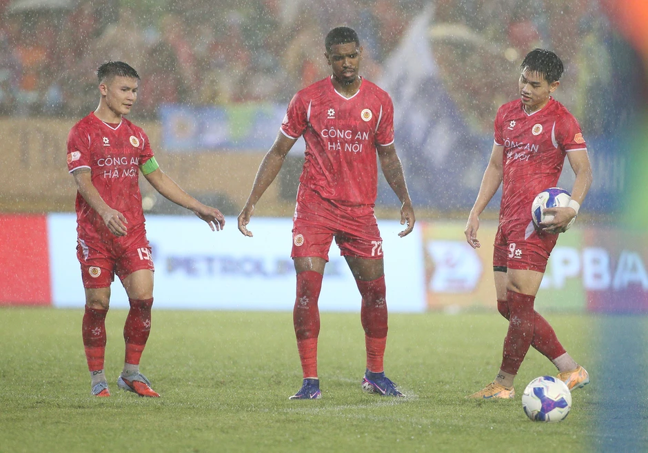 HLV Polking tiết lộ về màn tranh đá penalty của Đình Bắc và Alan