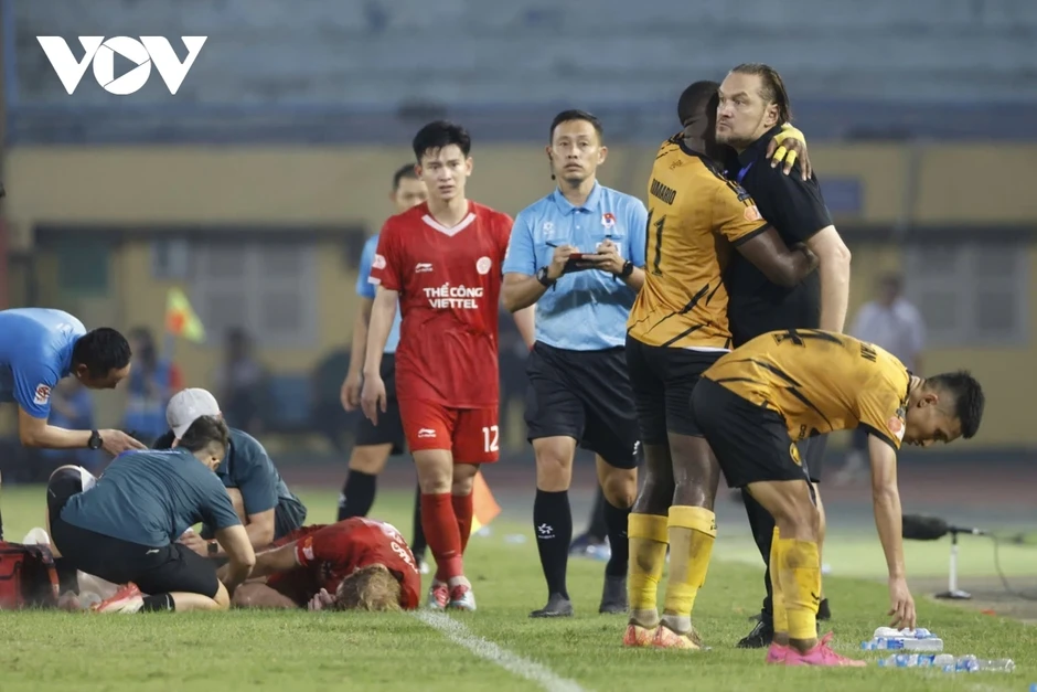 HLV Popov nổi đóa với trọng tài, nhận thẻ đỏ "điên rồ" tại V-League