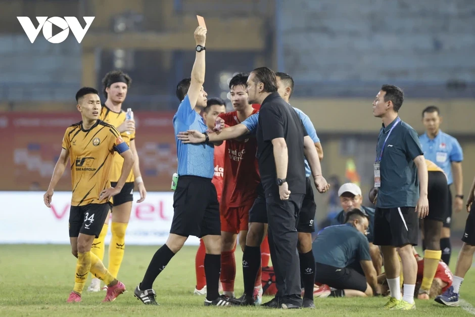 HLV Popov nổi đóa với trọng tài, nhận thẻ đỏ "điên rồ" tại V-League