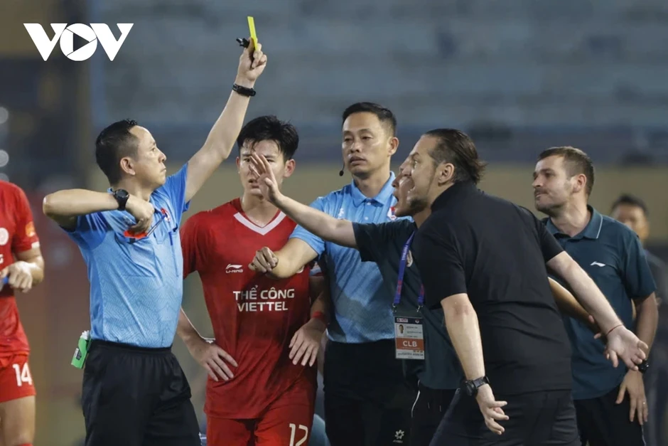 HLV Popov nổi đóa với trọng tài, nhận thẻ đỏ "điên rồ" tại V-League