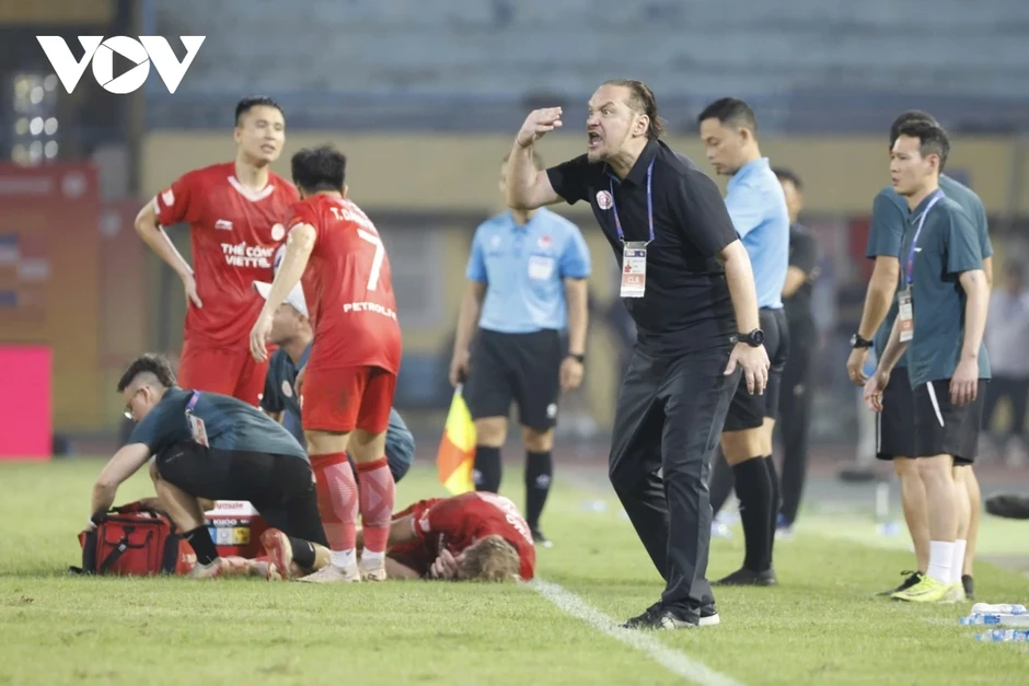 HLV Popov nổi đóa với trọng tài, nhận thẻ đỏ "điên rồ" tại V-League