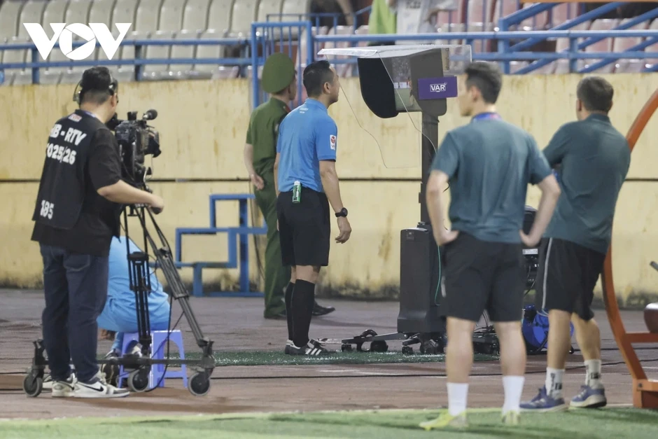 HLV Popov nổi đóa với trọng tài, nhận thẻ đỏ "điên rồ" tại V-League