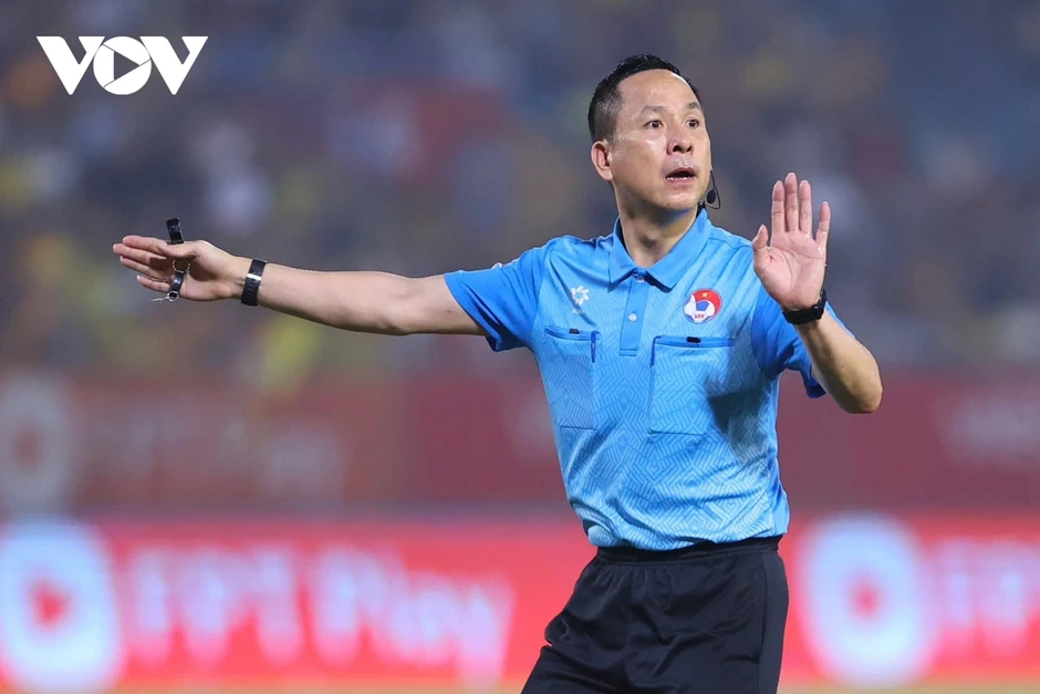 HLV Popov nổi đóa với trọng tài, nhận thẻ đỏ "điên rồ" tại V-League