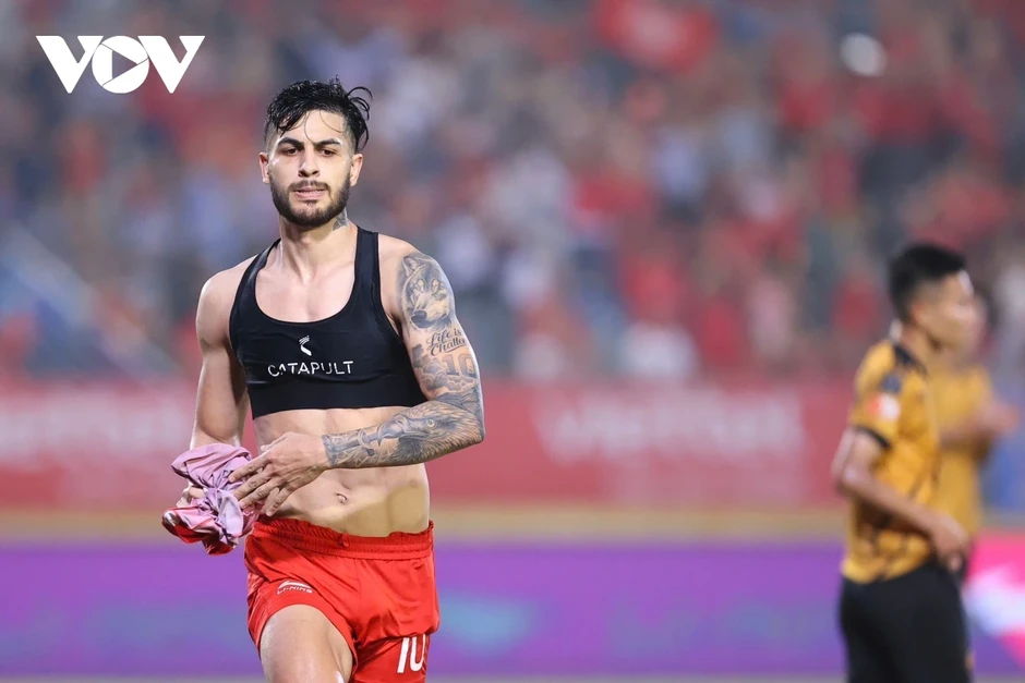 HLV Popov nổi đóa với trọng tài, nhận thẻ đỏ "điên rồ" tại V-League