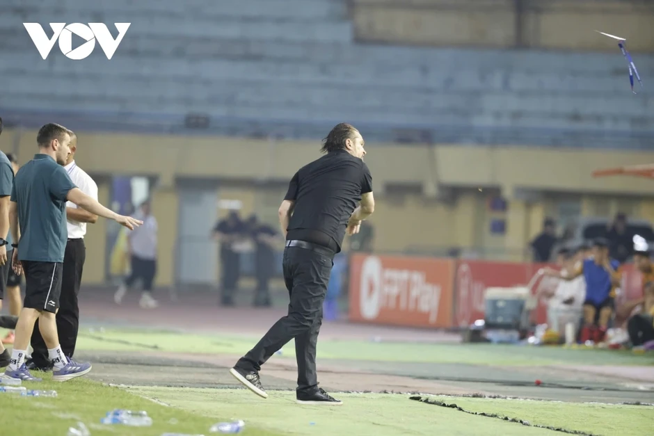 HLV Popov nổi đóa với trọng tài, nhận thẻ đỏ "điên rồ" tại V-League