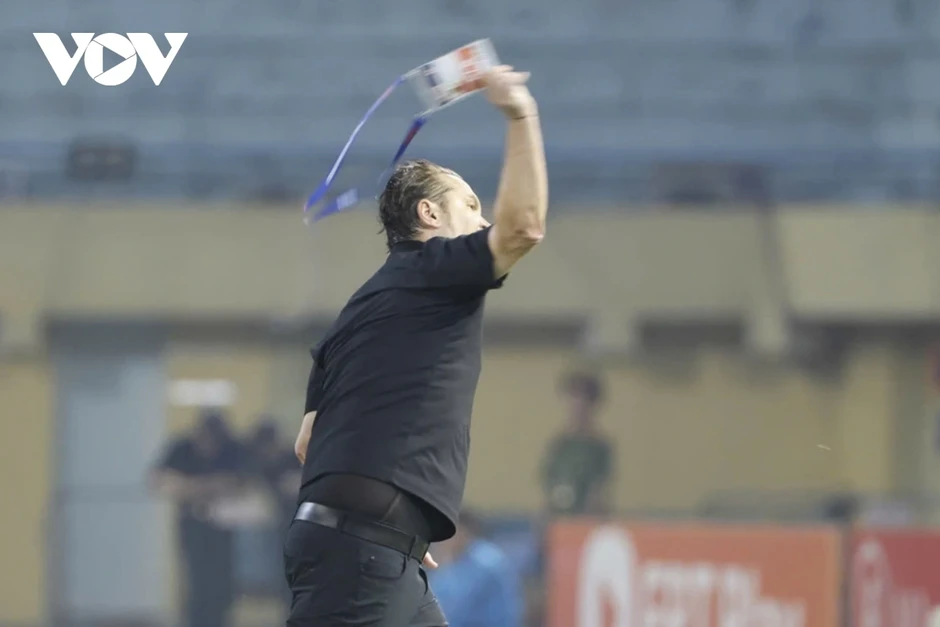 HLV Popov nổi đóa với trọng tài, nhận thẻ đỏ "điên rồ" tại V-League