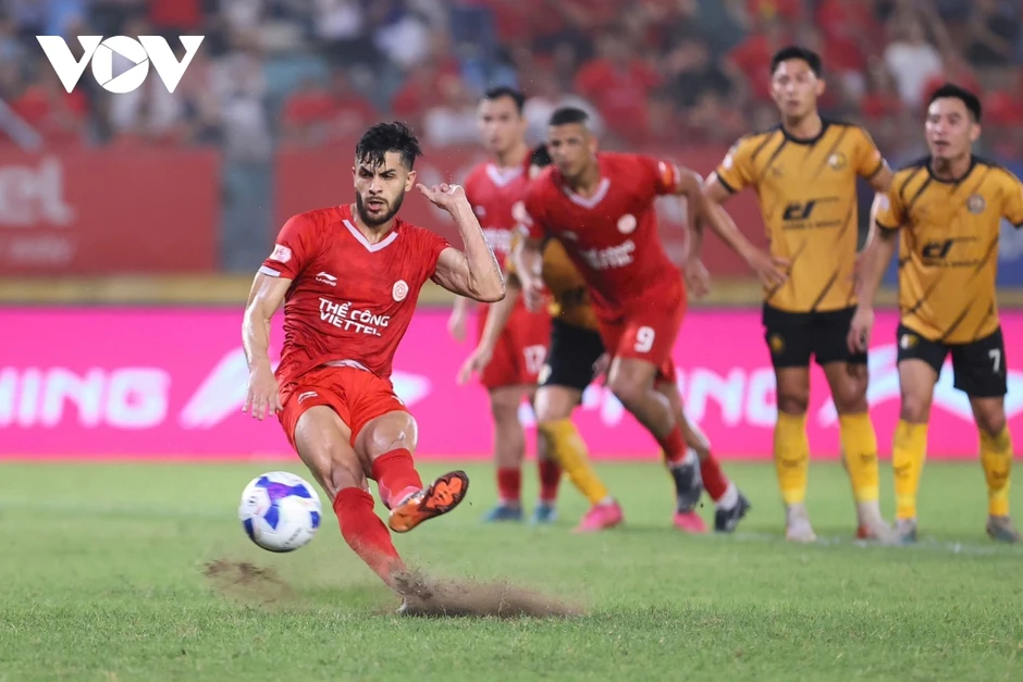 HLV Popov nổi đóa với trọng tài, nhận thẻ đỏ "điên rồ" tại V-League