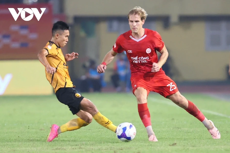 HLV Popov nổi đóa với trọng tài, nhận thẻ đỏ "điên rồ" tại V-League