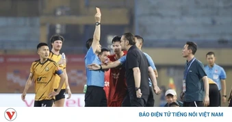 HLV Popov nổi đóa với trọng tài, nhận thẻ đỏ "điên rồ" tại V-League