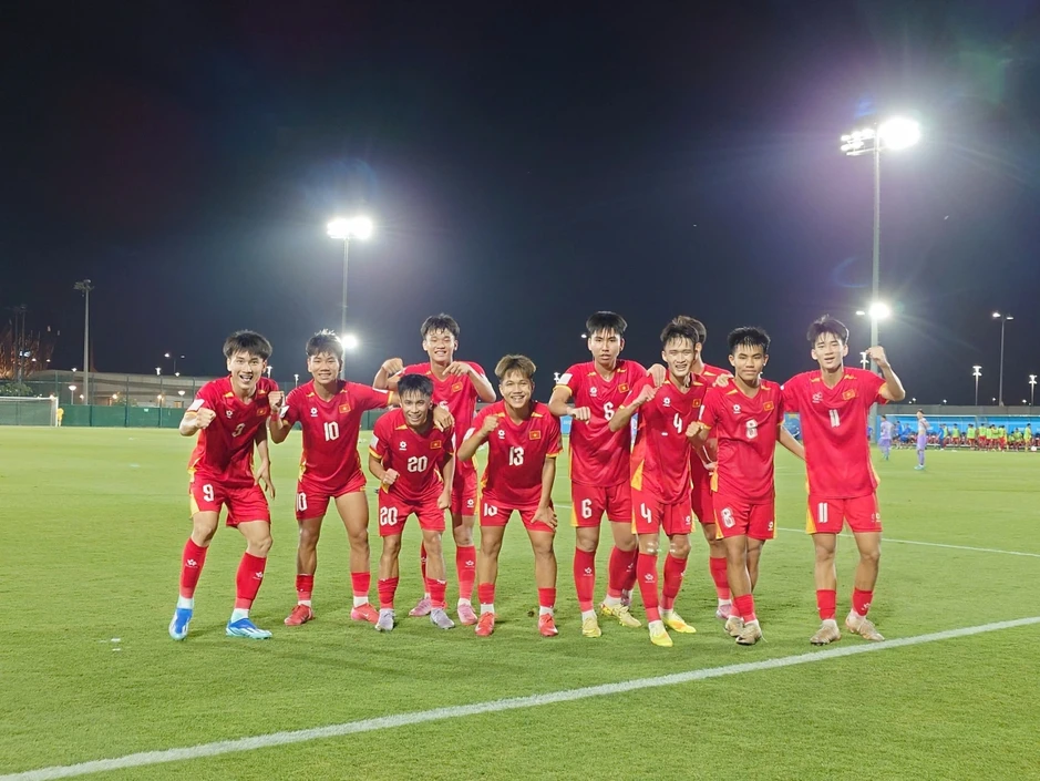 HLV Roland trải lòng về điều đầu tiên nghĩ tới khi U17 Việt Nam giành vé World Cup HLV Roland trải lòng về điều đầu tiên nghĩ tới khi U17 Việt Nam giành vé World Cup