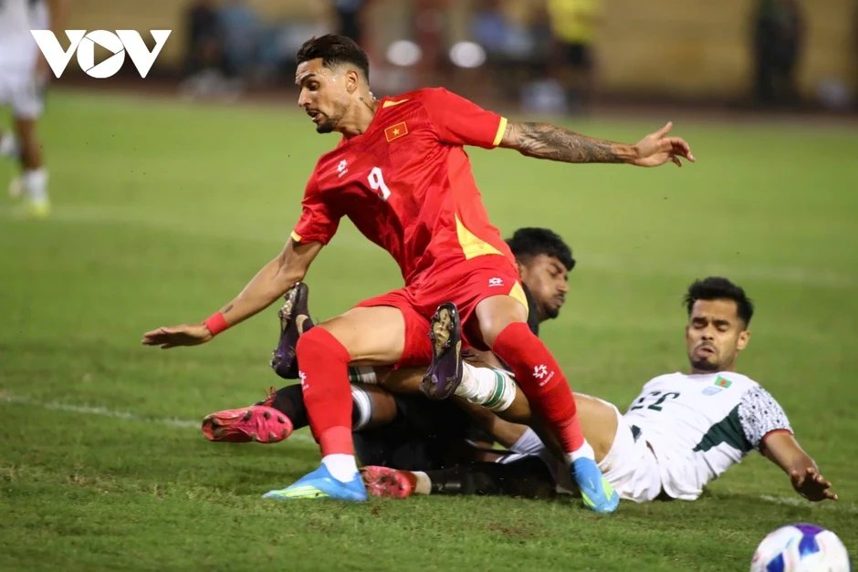 Hoàng Hên “gây bão” sau trận ĐT Việt Nam thắng 3-0 ĐT Bangladesh Hoàng Hên “gây bão” sau trận ĐT Việt Nam thắng 3-0 ĐT Bangladesh