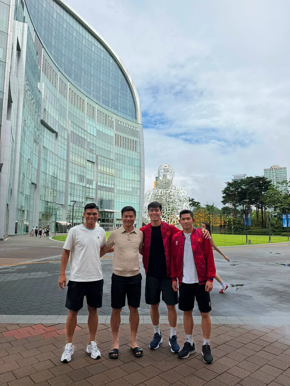 Hoàng Hên, Tài Lộc tươi rói trong ngày tuyển Việt Nam 'nhận thưởng' ở Hàn Quốc Hoàng Hên, Tài Lộc tươi rói trong ngày tuyển Việt Nam 'nhận thưởng' ở Hàn Quốc