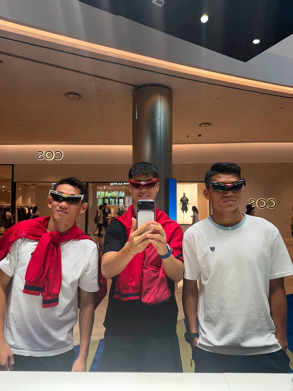 Hoàng Hên, Tài Lộc tươi rói trong ngày tuyển Việt Nam 'nhận thưởng' ở Hàn Quốc Hoàng Hên, Tài Lộc tươi rói trong ngày tuyển Việt Nam 'nhận thưởng' ở Hàn Quốc