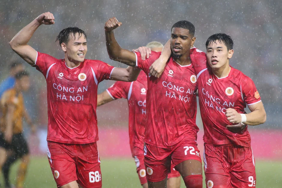 Khiêu vũ dưới mưa, CAHN vô địch V-League sớm 3 vòng đấu Khiêu vũ dưới mưa, CAHN vô địch V-League sớm 3 vòng đấu