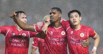 Khiêu vũ dưới mưa, CAHN vô địch V-League sớm 3 vòng đấu