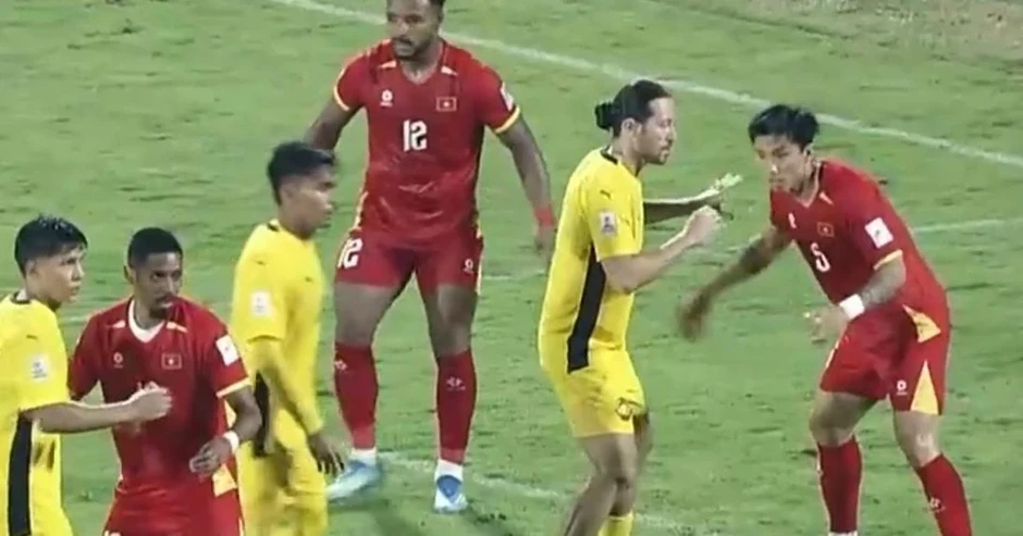 Lý do Việt Nam bị thổi penalty trước Malaysia Lý do Việt Nam bị thổi penalty trước Malaysia