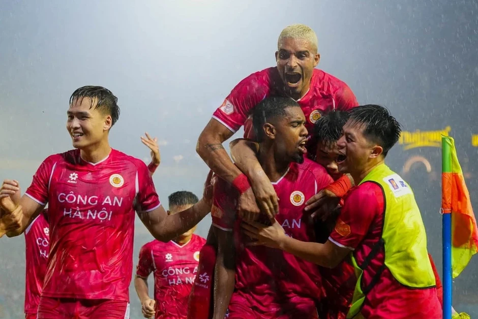 Nhà vô địch chưa từng có trong lịch sử V.League Nhà vô địch chưa từng có trong lịch sử V.League