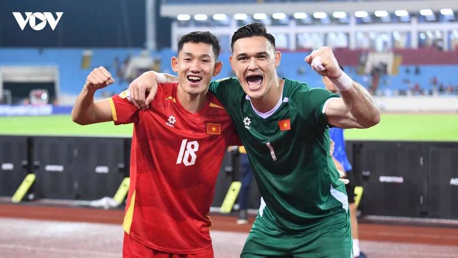 Patrik Lê Giang được vinh danh sau trận Thái Lan 0-2 Việt Nam Patrik Lê Giang được vinh danh sau trận Thái Lan 0-2 Việt Nam