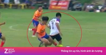 Pha vào bóng ghê rợn ở giải hội làng