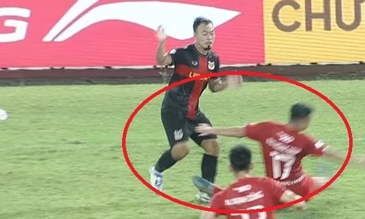 Pha vào bóng ghê rợn ở V.League Pha vào bóng ghê rợn ở V.League