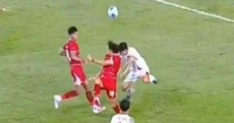 Phản ứng của CĐV Thái Lan khi U19 Việt Nam chịu phạt đền tranh cãi