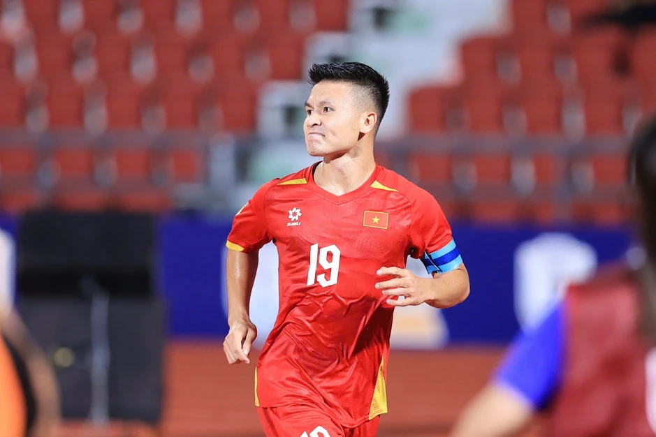 Quang Hải ghi siêu phẩm vào lưới Thái Lan, đào sâu kỷ lục lịch sử Quang Hải ghi siêu phẩm vào lưới Thái Lan, đào sâu kỷ lục lịch sử