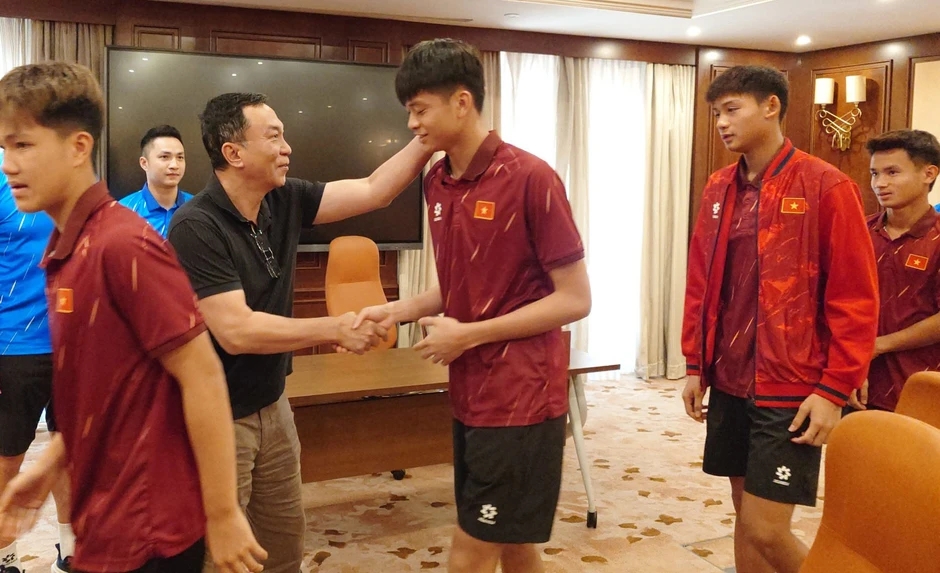 'Sếp' VFF nhắc cầu thủ U17 Việt Nam tránh xa mạng xã hội 'Sếp' VFF nhắc cầu thủ U17 Việt Nam tránh xa mạng xã hội