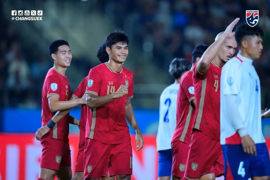 Thắng áp đảo Lào khi hơn người, Thái Lan đứng đầu bảng B Thắng áp đảo Lào khi hơn người, Thái Lan đứng đầu bảng B