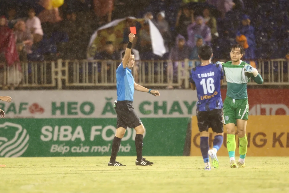 Thủ môn U23 Việt Nam bị thẻ đỏ, SLNA thua đau HAGL Thủ môn U23 Việt Nam bị thẻ đỏ, SLNA thua đau HAGL