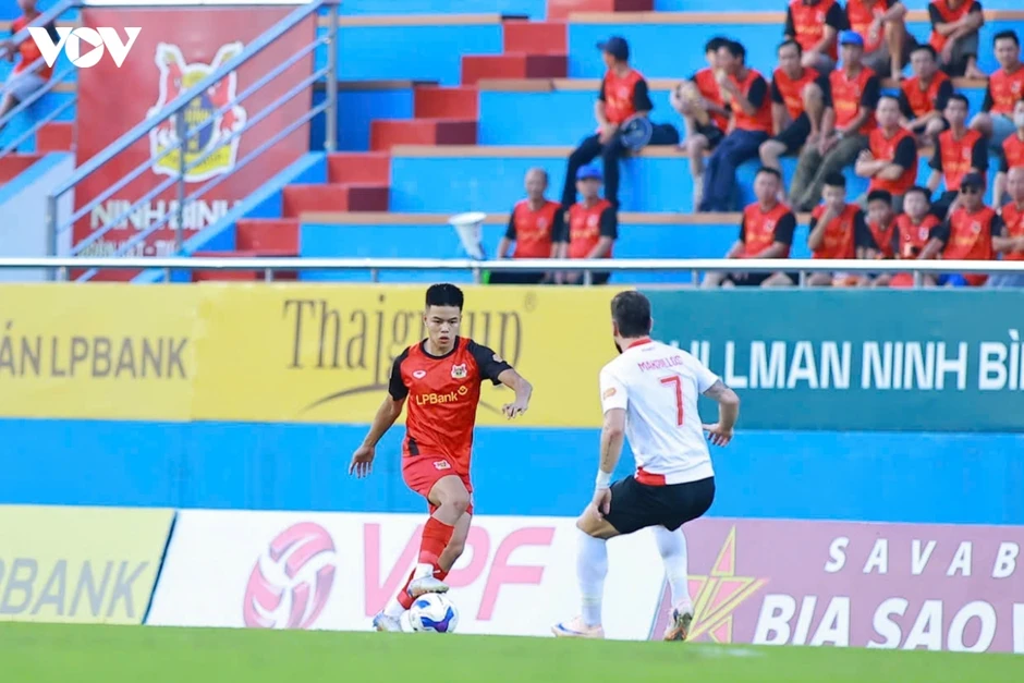 Tiền đạo Việt kiều ghi bàn phút bù giờ, Ninh Bình rơi chiến thắng trước CA TP.HCM Tiền đạo Việt kiều ghi bàn phút bù giờ, Ninh Bình rơi chiến thắng trước CA TP.HCM