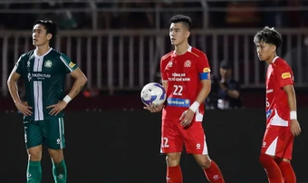Tiến Linh nhường phạt đền cho đồng đội Việt kiều
